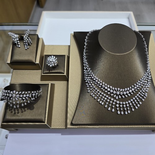 Full set gold (18k)(75.95)gr Diamond (9.25)crt VVS/FG L.G.D