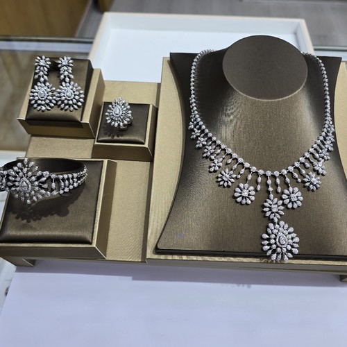 Full set gold (18k)(84.57)gr Diamond (11.34)crt VVS/FG L.G.D