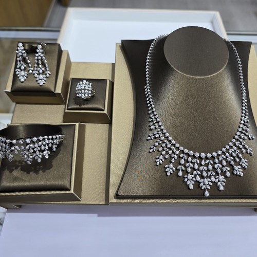 Full set gold (18k)(70.09)gr Diamond (9.36)crt VVS/FG L.G.D