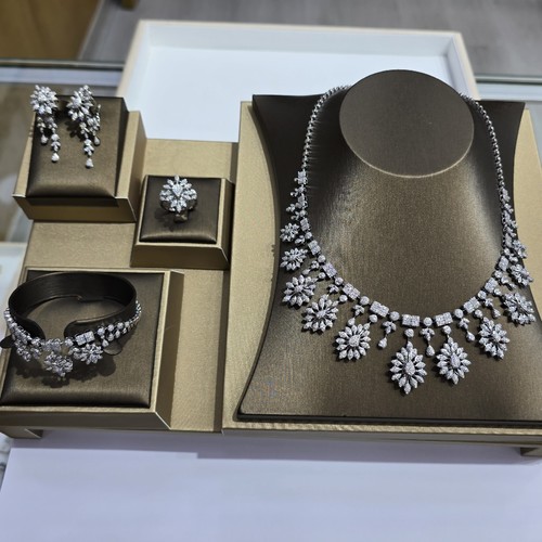 Full set gold (18k)(75.95)gr Diamond (9.83)crt VVS/FG L.G.D