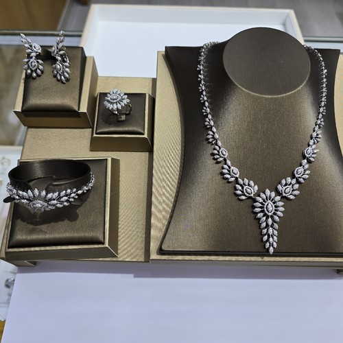 Full set gold (18k)(59.31)gr Diamond (7.67)crt VVS/FG L.G.D