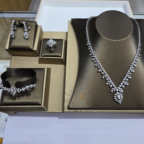 Full set gold (18k)(46.57)gr Diamond (5.96)crt VVS/FG L.G.D
