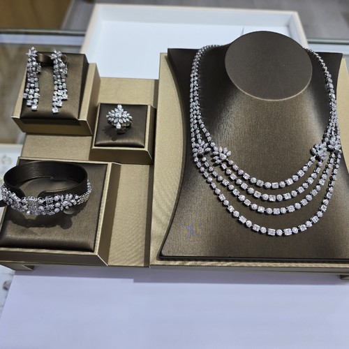 Full set gold (18k)(87.54)gr Diamond (12.16)crt VVS/FG L.G.D