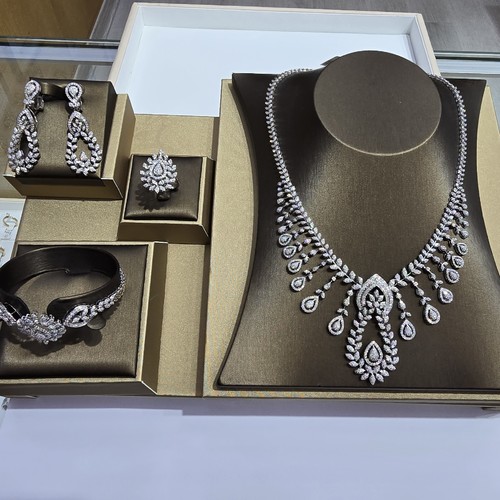 Full set gold (18k)(77.47)gr Diamond (9.87)crt VVS/FG L.G.D