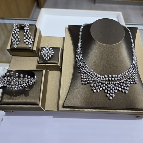 Full set gold (18k)(88.55)gr Diamond (10.96)crt VVS/FG L.G.D