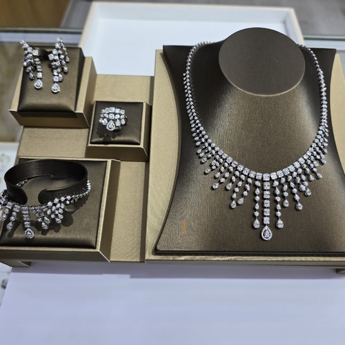 Full set gold (18k)(70.48)gr Diamond (8.86)crt VVS/FG L.G.D