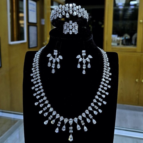 Full set  Diamond (18k) weight (95.62)gr (70.50)crt (VVS-FG) L.G.D