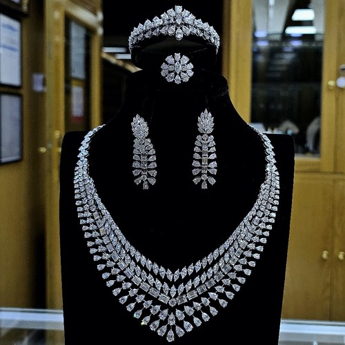 Full set  Diamond (18k) weight (123.61)gr (88.83)crt (VVS-FG) L.G.D