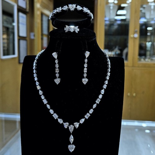 Full set  Diamond (18k) weight (49.51)gr (41.68)crt (VVS-FG) L.G.D