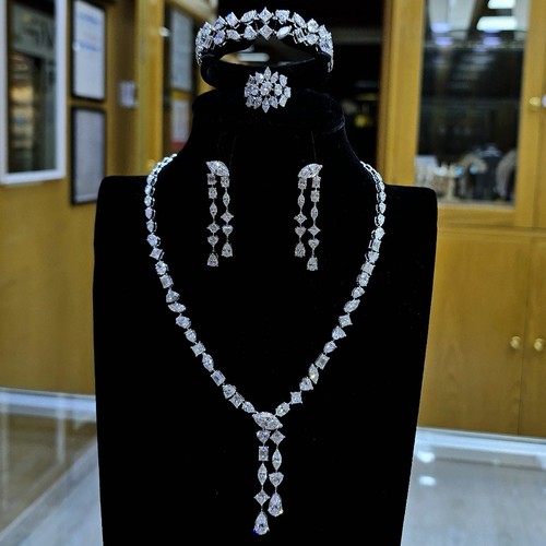 Full set  Diamond (18k) weight (63.99)gr (48.8)crt (VVS-FG) L.G.D