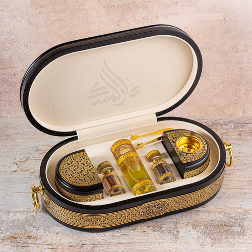 Dar Al-Misk Group - Components of Dar Al Musk Collections 
 A luxurious royal box. 
 A tola and a half of Vietnamese royal corner incense. 
 2 quarter tola of mixed oud oil. 
 100 ml Arabic perfume. 
 Incense burner + engraver.