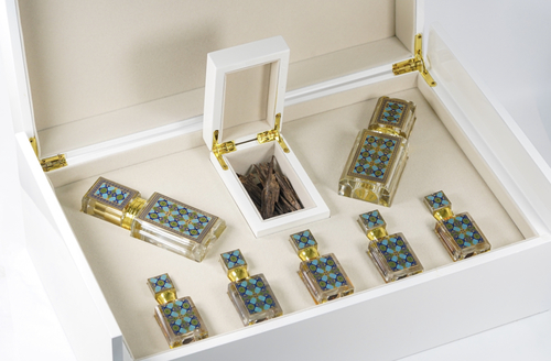 مجموعة زفاف - A luxurious set comes in a sophisticated box containing 5 mixed oud oils, a quarter tola each, 2 perfumes, and a tola of Indian incense for occasions.