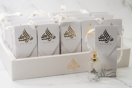 Distributions II - 20 pieces or more - An oriental fragrance that contains oud, patchouli and luxurious touches of leather 
 Capacity 15 ml 
 Perfume holder for 20 pieces 
 ——————————-