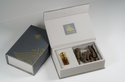 Atyab Al-Diwan - A tola of Vietnamese corners characterized by a saffron incense flavor suitable for personal use + a quarter tola of oud mixture. 
 Presented in a box that suits your refined taste.