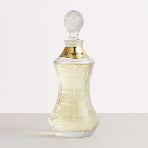 SOFT MISK - مسك أبيض بنفحات خشبية دافئة، تنطلق بانتعاش البرتقال والماندرين، وتستقر على قاعدة فانيليا ناعمة ولمسة نجيل الهند الفاخرة