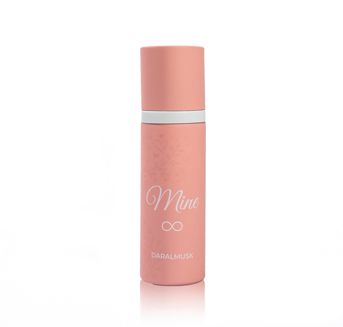 MINE - نوتات متوهجه من البرتقال والماندرين تعلن حضوراً فاخراً منذ اللحظه الأولى..يتفتح قلب فلوري جذاب ونابض بالحياة..قبل أن يستقر العطر على قاعدة كاراميلية دافئة تتداخل مع باتشولي راقٍ يترك أثراً لا يُنسى.