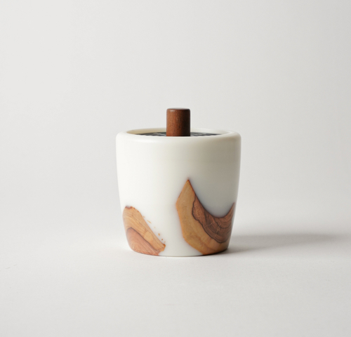 كلاسي ابيض بغطاء - صنع من خشب الزيتون والأبوكسي