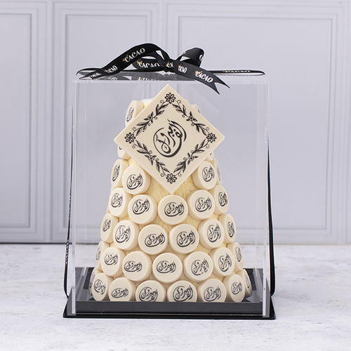 Chocolate pyramid - The chocolate pyramid Available in two sizes medium size contains kilo Of the two flavors, salted pecans and hazelnut
 The writing  can be changed. THE ORDER TAKES ONE DAY  .