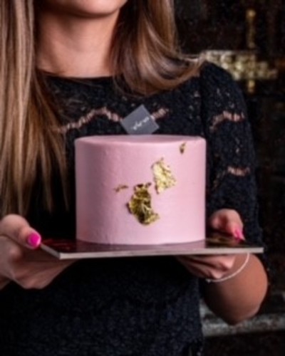 ELEGANT CAKE - Half vanilla, half chocolate Very elegant design decorated with gold leaf