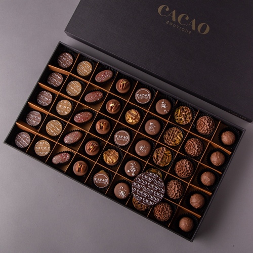 LARGE BLACK BOX - A LUXURY BOX OF CHOCOLATE WITH A LARGE SELECTION OF CHOCOLATE  45 PICESE OF CHOCOATE