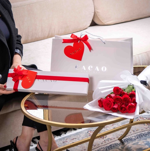 Love W Box - A bag and box containing 20 pieces of chocolate. Adding a rose bouquet is optional and not included in the package.