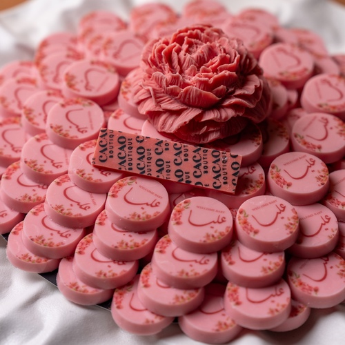 طباعه باللون الوردي - طباعه باللون الوردي &nbsp;الحشوه سولتد كراميل او بيكان كراميل بعد اعتماد الطلب عن طريق الموقع سيتواصل معكم فريق كاكاو بوتيك للطباعه لتاكيد الطلب وارسال اللوقو الخاص بكم اقل مده للطلب ٢٤ ساعه ولا يوجد توصيل بنفس اليوم