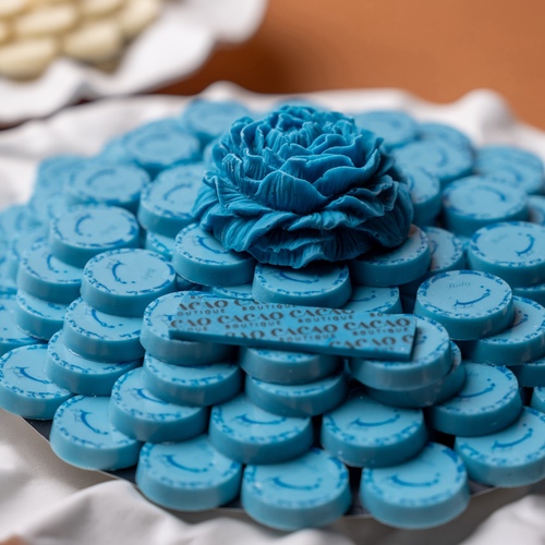 طباعه باللون الازرق - طباعه باللون الوردي &nbsp;الحشوه سولتد كراميل او بيكان كراميل بعد اعتماد الطلب عن طريق الموقع سيتواصل معكم فريق كاكاو بوتيك للطباعه لتاكيد الطلب وارسال اللوقو الخاص بكم اقل مده للطلب ٢٤ ساعه ولا يوجد توصيل بنفس اليوم