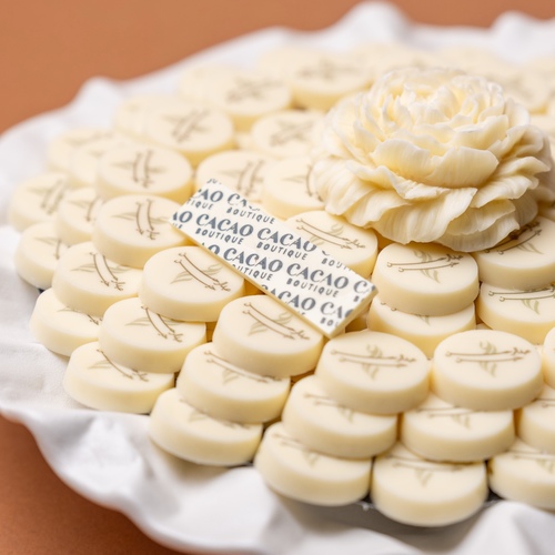 طباعه لون ابيض - طباعه باللون الابيض &nbsp;الحشوه سولتد كراميل او بيكان كراميل بعد اعتماد الطلب عن طريق الموقع سيتواصل معكم فريق كاكاو بوتيك للطباعه لتاكيد الطلب وارسال اللوقو الخاص بكم اقل مده للطلب ٢٤ ساعه ولا يوجد توصيل بنفس اليوم