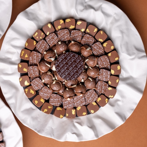 W tray - ٧٥٠ جرام&nbsp; ويفر ، كاكاو بوتيك سقنجر و مستكه .&nbsp; اكثر من ٨٠ حبه كاكاو