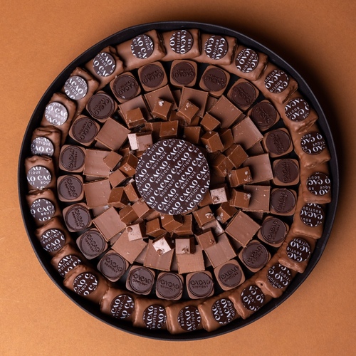 black round box 4 - بوكس الحجم الكبير اربع انواع&nbsp; كريب ، براوني ، كرمينو وميني سولتد كراميل&nbsp; اكثر من ٨٠ حبه