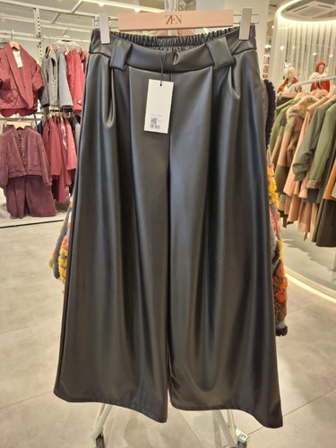 بنطلون اسود جلد