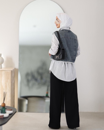 قميص ابيض مخطط مع جينز