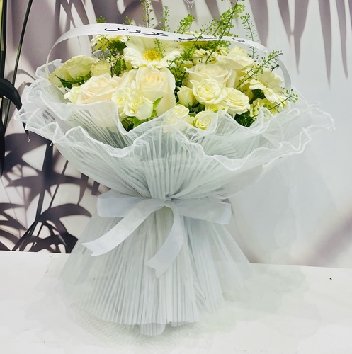 white ( jabera &BAby rose , rose ) thuoor bouquet