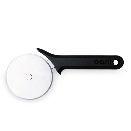 flambé - Ooni Professional Cutter Wheel - Slice pizza like a pro with the Ooni Pizza Cutter Wheel, crafted with a super sharp, stainless steel blade for streamlined cutting and cleaning, plus an easy-grip handle. For the perfect slice, push the wheel down firmly on the crust and roll across the pizza in one swift movement.