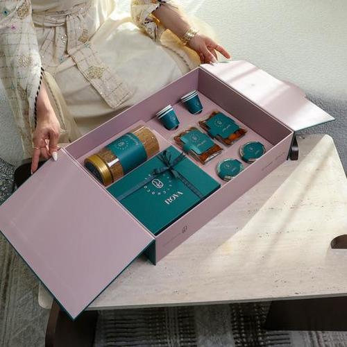 نقصة رمضان - نقصة مكونة من بوكس الچوكلت البلجيكي المغلف و كيلو من القهوة العربية و زعفران سوبر و تمر الاخلاص الفاخر و مجموعة من فناجيل القهوة في صندوق فاخر