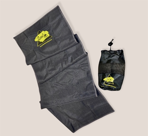 THE BEST PLACE - BLACK - COOLING TOWEL WITH BAG - Cooling pad, BLACK color, with a bag placed in wet and cold snow made of polyester to wipe the face and hands, giving more comfort and relaxation:  Advantages ..  No matter the temperature, the towel remains cool  Removes body heat  Perfect for any outdoor activity  Sunscreen and UV harms  - Light weight