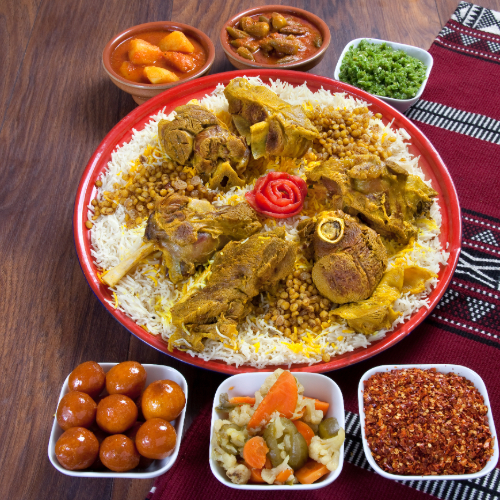 صينية مجبوس اللحم - ارز بسمتي مع لحم و حشو النخي يقدم مع مرق, معبوج احمر, معبوج اخضر, اجار ولقيمات