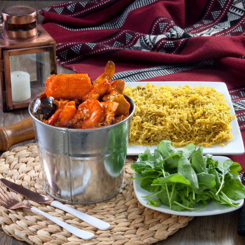 MIX  Basket With Red Sauce (Spicy) - Served on a special lunch and dinner course consisting  of shellfish oysters served with a meal and rocca oysters.