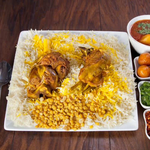 مجبوس لحم - ارز بسمتي مع لحم و حشو النخي يقدم مع مرق, معبوج احمر, معبوج اخضر, اجار ولقيمات