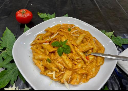 Penne Pasta - معكرونة بيني مع صوص الكريمة الابض و جبنة موزاريلا و جبنة بارمزان