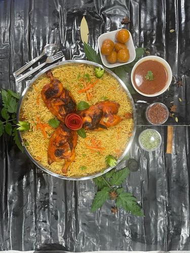 Shawaya Chicken tary With Bukhari Rice - صينية دجاج مشوي مع عيش بخاري يقدم مع الجرجير و المعبوج و اللقيمات