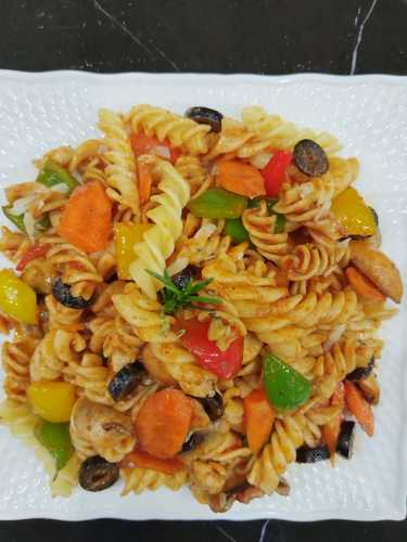 fusilli pasta with vegetables - معكرونه فوسيلي فلفل الوان حلوا مشرم زيتون شرايح جزر صلصه البستا جبنه برمزان