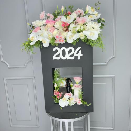 Box2024 - Wooden box arranged with artificial flowers with Xchange men's perfume in addition to a black spray bottle of 250 ml with a candle