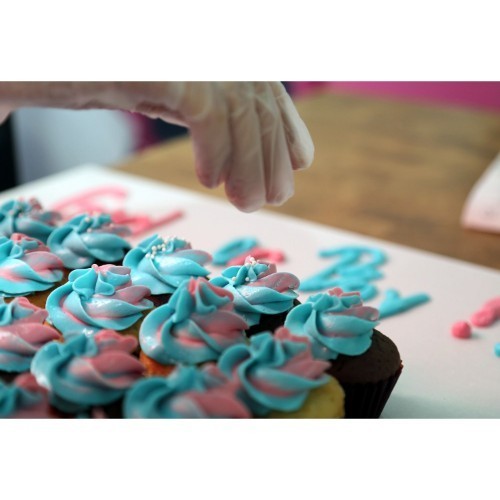 Gender reveal - Mini cupcakes Please keep your writing that you want on the board in the box below