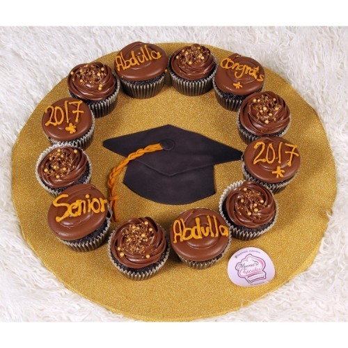 Chocolate graduation - 1 Dozen 


Big cupcakes Please keep your writing that you want on the board in the box below