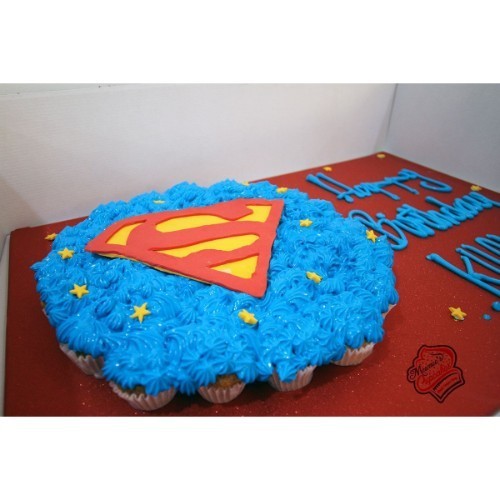 Superman logo - Mini cupcakes Please keep your writing that you want on the board in the box below