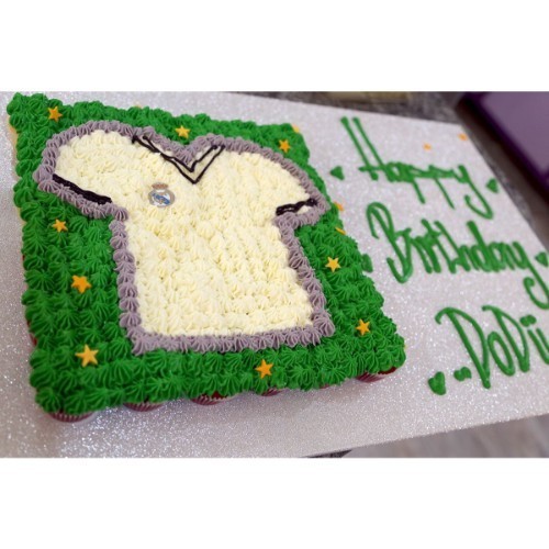 Real Madrid T-shirtAll cream - Mini cupcakes Please keep your writing that you want on the board in the box below