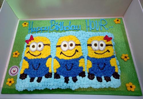 3 minions All cream - Mini cupcakes Please keep your writing that you want on the board in the box below