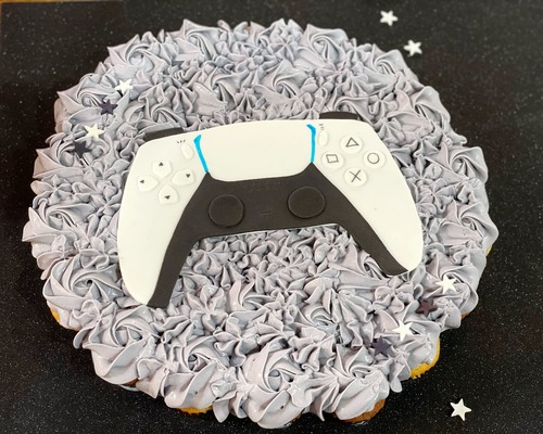 PS5 controller / grey background - mini cupcakes Please keep your writing that you want on the board in the box below