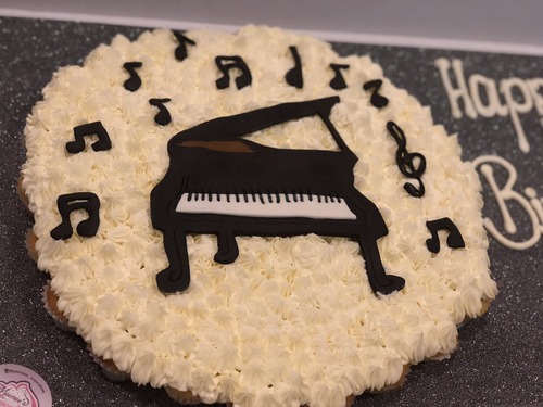 Piano - mini cupcakes Please keep your writing that you want on the board in the box below